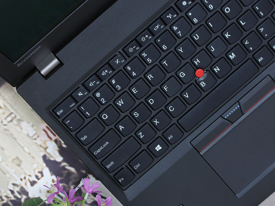 這款產(chǎn)品采用了東莞180°開合下沉式轉(zhuǎn)軸設(shè)計(jì)