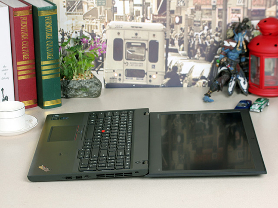 采用了由東莞定制廠家設(shè)計(jì)的金屬鉸鏈轉(zhuǎn)軸